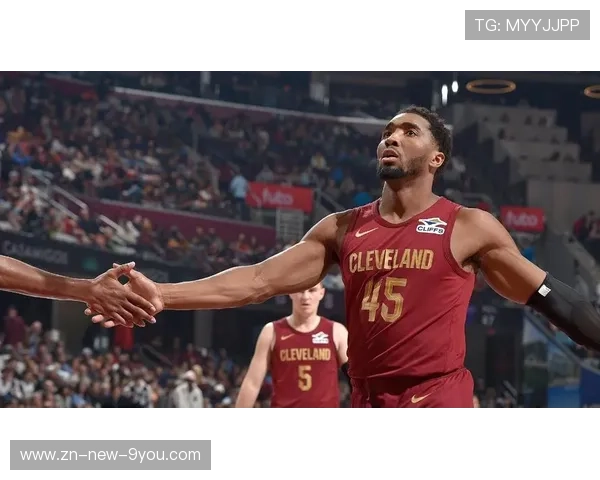 爵士勇猛表现，米切尔多次投中“全场最佳”三分！，爵士队米切尔伤势